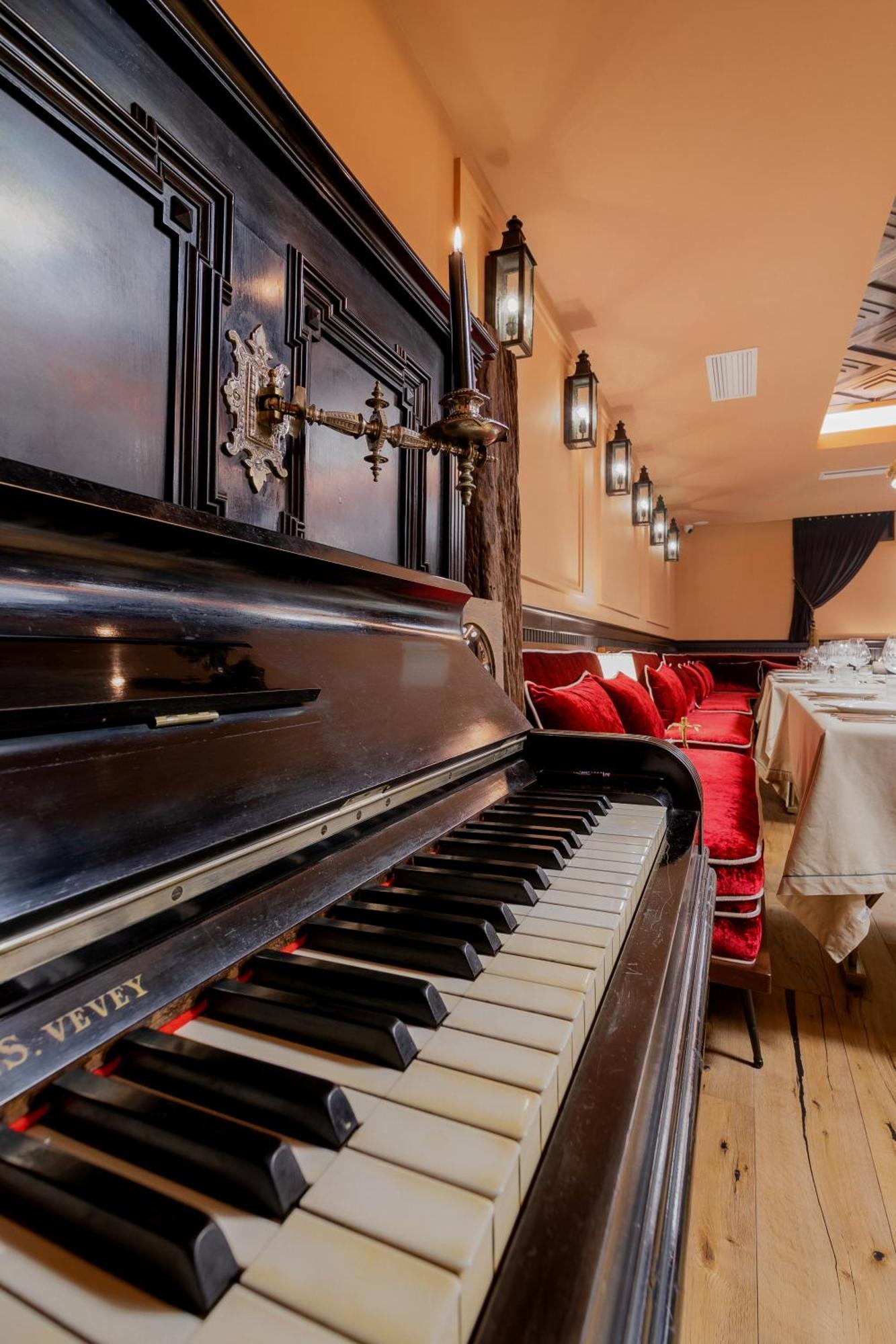Mert Boutique Hotel Корча Экстерьер фото